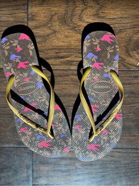 Havaianas Gold-Strap Flip Flops with Pink & Blue Bird Print